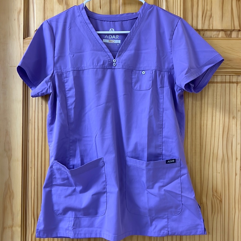 Adar scrubs set